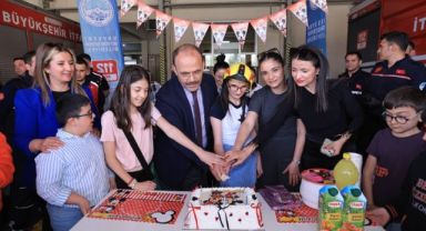 Küçük Aleyna'ya doğum gününde itfaiye ekiplerinden sürpriz