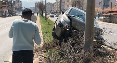 Otomobil ağaca çarptı: 1 yaralı
