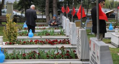Şehit evlatlarıyla bayramlaştılar