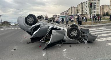 Belediye otobüsü ile otomobil çarpıştı: 9 yaralı