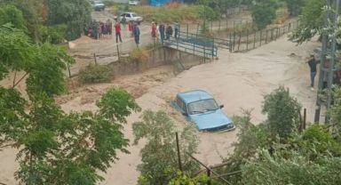 Kadirli'de şiddetli yağmurda sele kapılan 7 otomobil derede sürüklendi