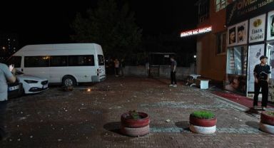 Kayseri’de apartmanın çatısına yıldırım düştü, park halindeki araçlar zarar gördü