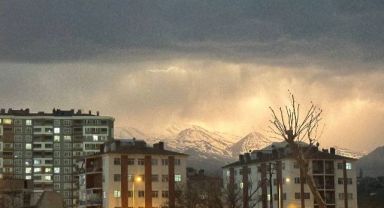 Kayseri'de şimşekler Erciyes'i aydınlattı