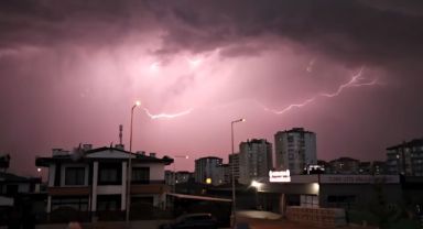 Kayseri'de şimşekler geceyi aydınlattı