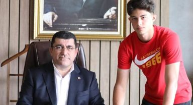 Kayserispor'da Kayra profesyonel oldu