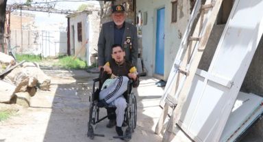 Kıbrıs gazisi, 35 yıldır yatalak oğlu için terk edilen mahalleyi bekliyor