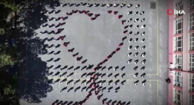 Kız öğrencilerden muhteşem '19 Mayıs' koreografisi