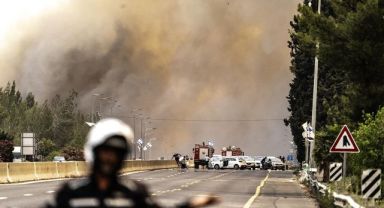 Kudüs-Tel Aviv hattında dev yangın: 7 bin kişi tahliye edildi
