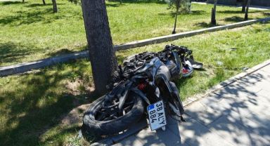 Motosiklet servise çarptı: 2 yaralı