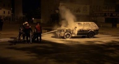 Park halindeki Range Rover yandı