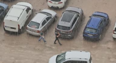 Sağanak bastırdı, vatandaşlar ne yapacağını şaşırdı