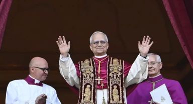 Son dakika: Vatikan'da beyaz duman! Katoliklerin yeni Papa'sı belli oldu