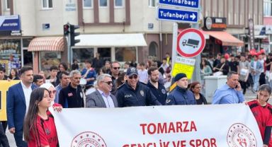 Tomarza'da coşkulu Gençlik yürüyüşü