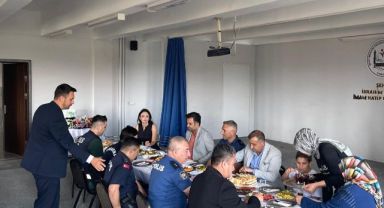 Tomarzalı şehidin ailesi isminin verildiği okulda ağırlandı