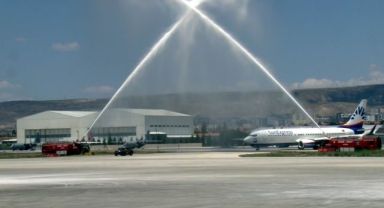 AKİB'in uçağı ‘su selamlaması' ile Kayseri'ye geldi