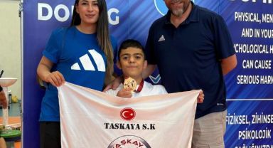 Kayserili bedensel engelli haltercilerden iki altın madalya