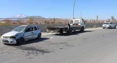 Otomobil direğe çarptı, hamile kadın ve bebeği öldü