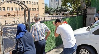 Sınava geç kalan öğrencinin ailesinden gazetecilere tepki