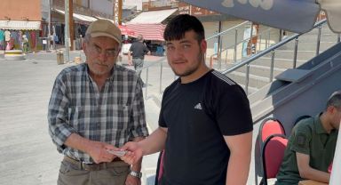Suriyeli gencin davranışı takdir topladı