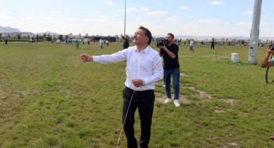 Vali Çiçek uçurtma uçurdu, bağımlılıkla mücadelede kararlılık mesajı verdi