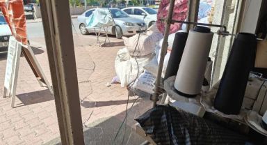 Baba-oğul kadın terzinin iş yerini basıp darp etti