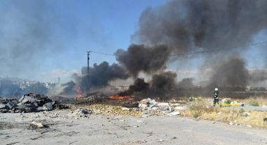 Boş arazide çıkan atık yangını söndürüldü