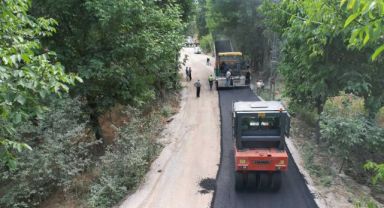 ÇAĞLAYAN MAHALLESİ’NDE DOĞALGAZIN ARDINDAN SICAK ASFALT KONFORU 2 KM’LİK ASFALT SERİMİNİ BAŞKAN ESAT ÖZTÜRK YERİNDE İNCELEDİ