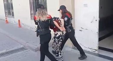 Hırsızlıktan aranan kadınlar yakalandı