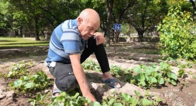 Huzurevi'ndeki yaşlı çınarlar; hobi bahçesi ile toprakları yeşertiyor
