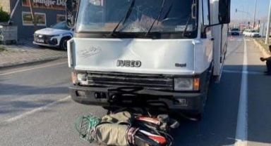 Kamyonet ile motosiklet çarpıştı: 1 ölü