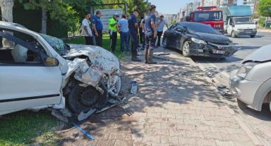 Karşı yola geçen otomobil 2 araca ve trafoya çarptı: 1 yaralı