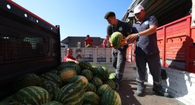 Kayseri'de 17 ton karpuz dağıtıldı