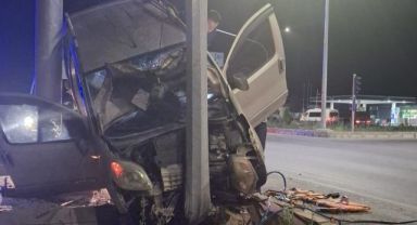 Kayseri'de hafif ticari araç, elektrik direğine çarptı: 7 yaralı