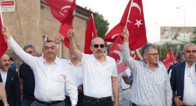 Kayseri iş dünyası milletin zaferini Cumhuriyet Meydanı'nda sahiplenmeye devam etti
