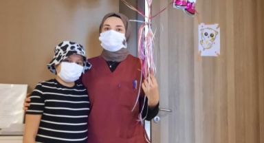 Lösemi hastası küçük çocuk, balonlarla taburcu oldu