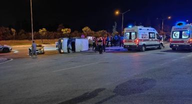Otomobille çarpışan minibüs yan yattı: 9 yaralı
