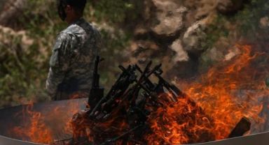 PKK’nın Süleymaniye’deki Silah Bırakma Törenine DEM Parti'den Geniş Katılım: Barzani'den Destek