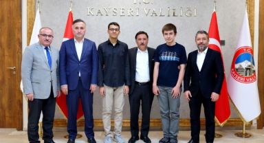 Vali Çiçek, YKS’de dereceye giren öğrencileri makamında kabul etti