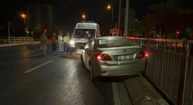 Bariyerlere çarpan otomobilin tekerleği fırladı: 2 yaralı