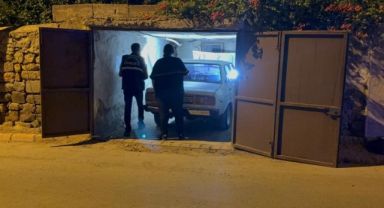 Çaldıkları otomobille kaza yapıp, bir evin garajına park ettiler