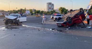 Çarpışan otomobillerden biri takla attı: 2 yaralı