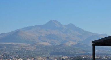 Erciyes’te karlar eridi, “borç” deyimi yeniden gündeme geldi