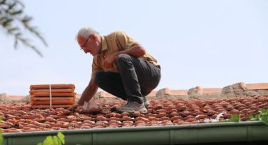 Evine eğitim roketi düşen yaşlı adam,