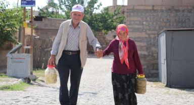 İşitme engelli çift, ürettikleri ürünleri yazdıkları kağıtlarla turistlere satıyor