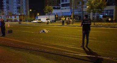 Kayseri’de feci kaza... Yolun karşısına geçen yayaya peş peşe 2 otomobil çarptı: 1 ölü
