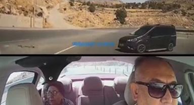 Kontrolsüz şekilde yola çıkan aracın kaza yaptığı anlar kamerada