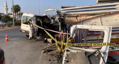 Öğrencileri Mersin'e tatile getiren minibüs kaza yaptı: 2 ölü, 10 yaralı