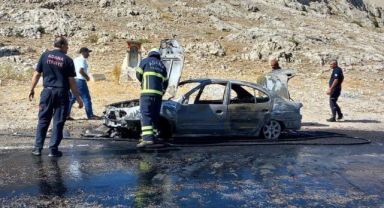 Seyir halindeki otomobil alev alev yandı
