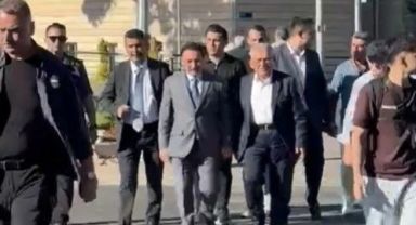 Vali Çiçek, trafik ışıklarını bekleyerek karşıya geçti