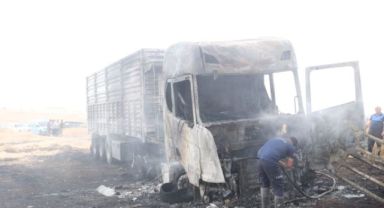 Yanan tır kullanılamaz hale geldi